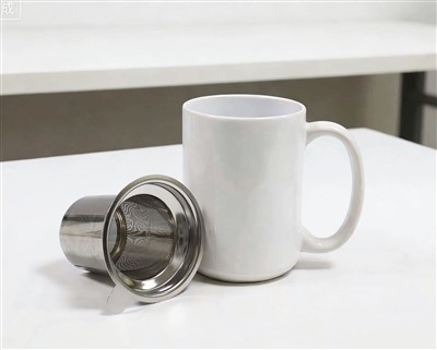 Mug taċ-ċeramika bil-passatur